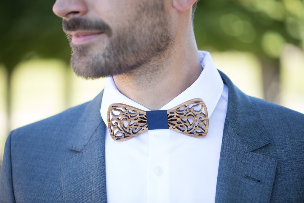 Le nœud papillon en bois : à qui il va, et avec quoi le porter